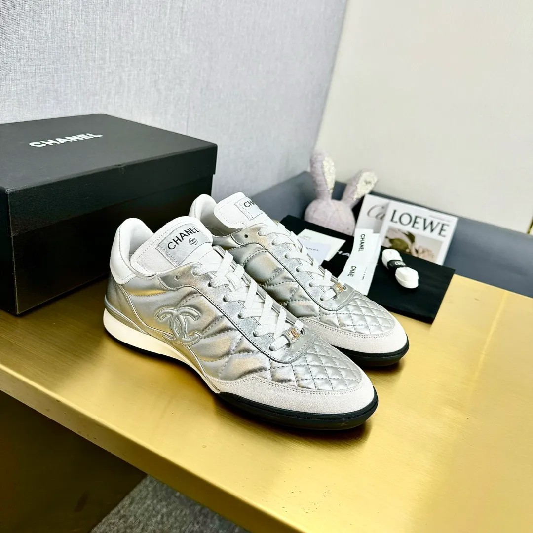👟👟Ex-factory price 600👟👟 Top version Chanel Chanel - 2024 counter top casual sports shoes. This classic design; the upper is electro-embroidered with a variety of techniques; the outsole is fashionable and sporty; it is unusual to incorporate a variety of color matching elements... The diversified mix and match is very beautiful and versatile, and can be used for leisure, fashion, sports and outdoor... ꫛꫀꪝ Go➫ Material: ❶The upper is made of: original imported mercerized velvet + double-layer breathable mesh ❷The inner part is made of: the original imported breathable mesh ❸The outsole is based on: original TPU combination outsole Special counter boutique packaging complete set for women 35–41
